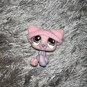 LPS authentic polar bear #677 in great condition with original hat !! 💗